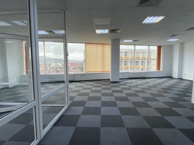 Spatiu modern de birouri de inchiriat in zona semicentrala cu view deosebit