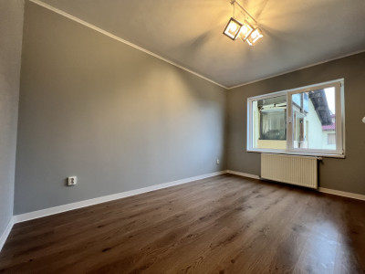 Apartament cu 3 camere spre vânzare în Florești.