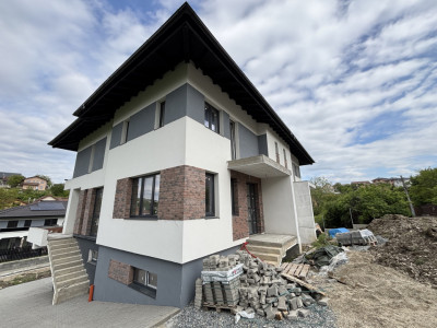 Unitate de duplex spre vanzare  cu 5 camere in Dezmir