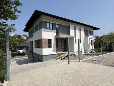 Unitate de duplex spre vanzare  cu 5 camere in Dezmir