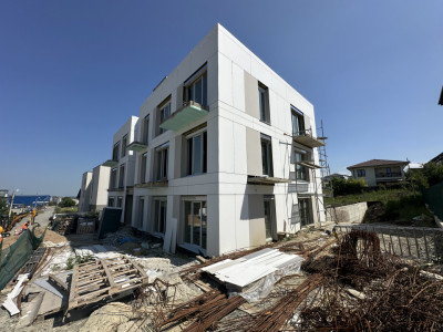 Apartament de vanzare | 3 dormitoare | 2 bai | piscina cu view | in vila privata